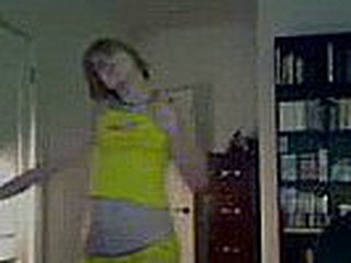 a horney teen doing a good dance in front livecam and making a sex strip tease. she has a white skin small and beautiful scones and her ass shake very well.